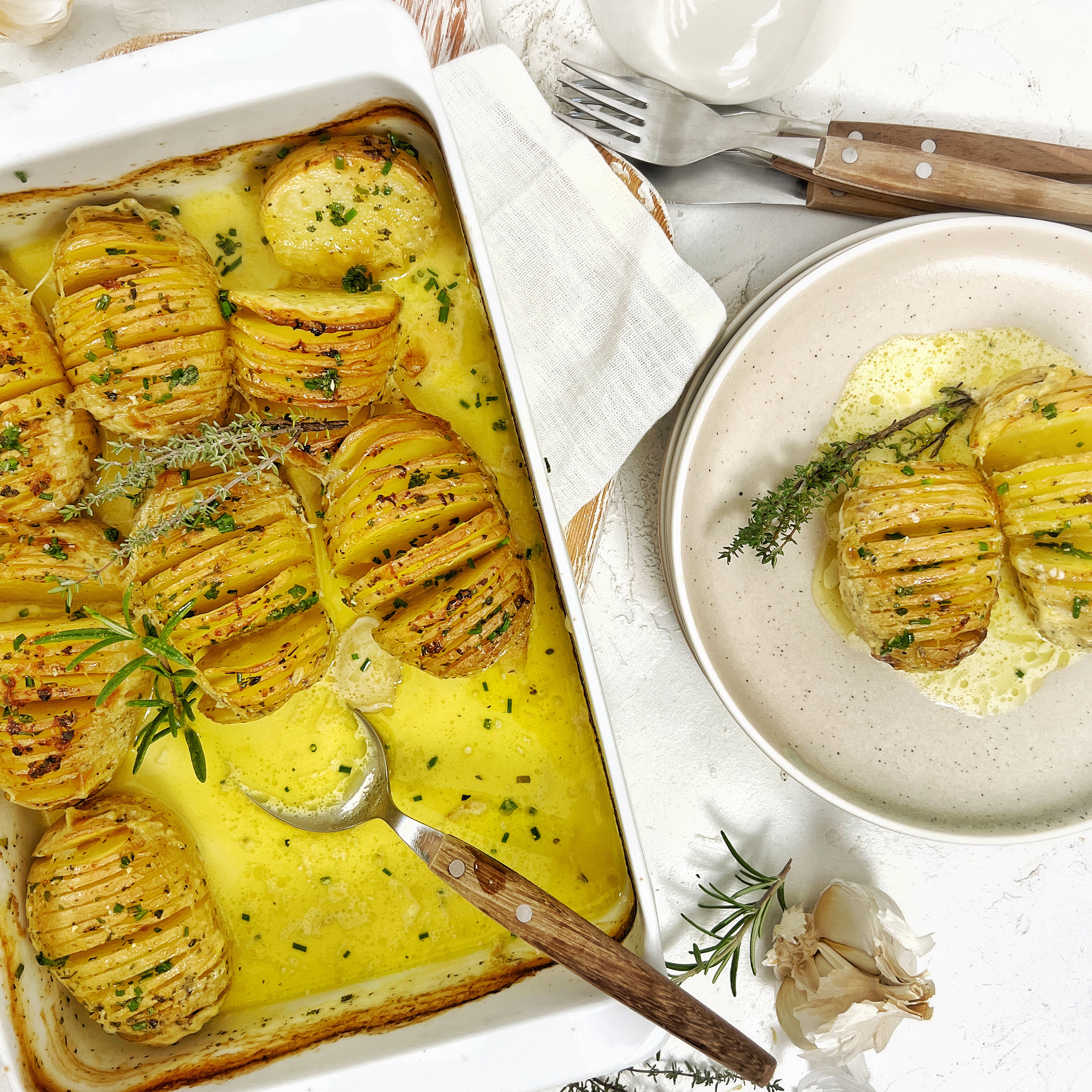 Hasselbackspotatis med Vitlök & Örter